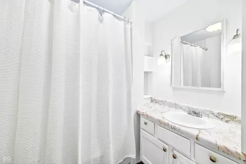 Bath - 2212 Mapleton Ct, Columbus, IN 47201 photo 1 of 2