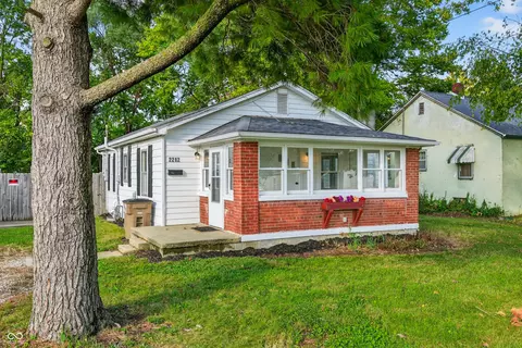 2212 Mapleton Ct, Columbus, IN 47201