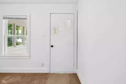 Entry Way - 2212 Mapleton Ct, Columbus, IN 47201 photo 2 of 5