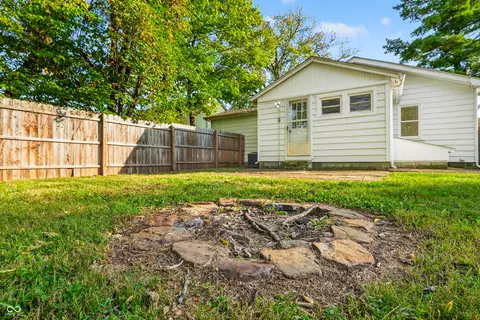 Exterior - 2212 Mapleton Ct, Columbus, IN 47201 photo 10 of 11