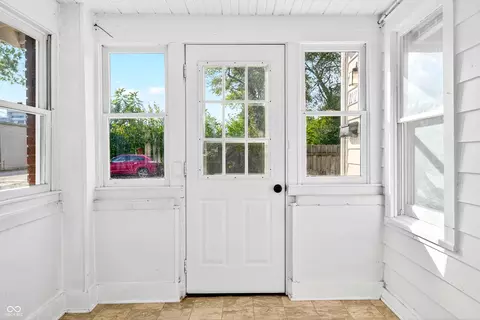 Entry Way - 2212 Mapleton Ct, Columbus, IN 47201 photo 1 of 5