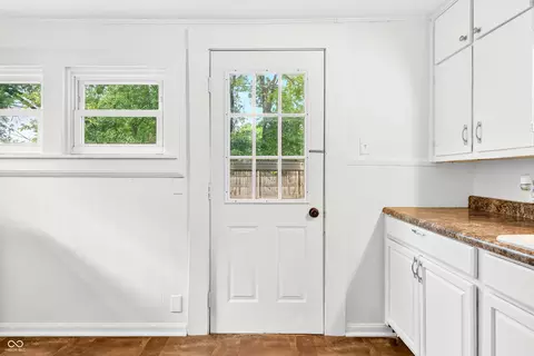 Entry Way - 2212 Mapleton Ct, Columbus, IN 47201 photo 5 of 5