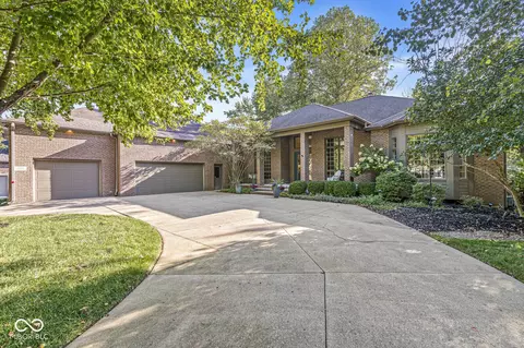 1121 Bayside Ct, Columbus, IN 47201