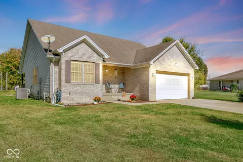 90 W Pigeon Ridge Ct, Scottsburg, IN 47170