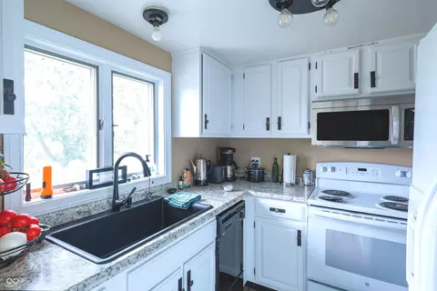 Kitchen - 10573 E 116th St, Fishers, IN 46037 photo 4 of 4