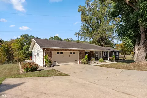 8560 N Lakewood Pl, West Terre Haute, IN 47885