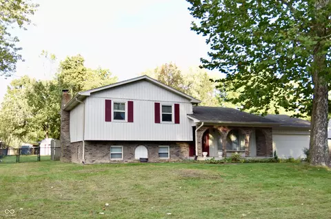 705 Woodcreek Ct, Greenwood, IN 46142