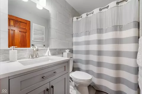 Bath - 1227 Pendle Hill Ave, Pendleton, IN 46064 photo 2 of 2