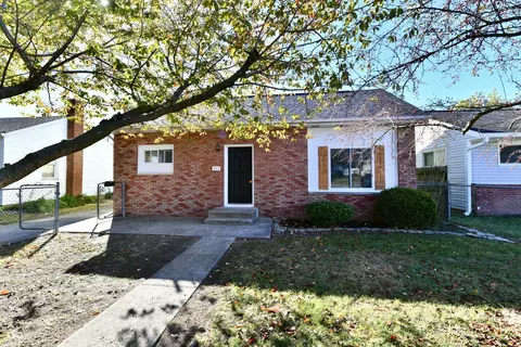 423 E 37th St, Anderson, IN 46013