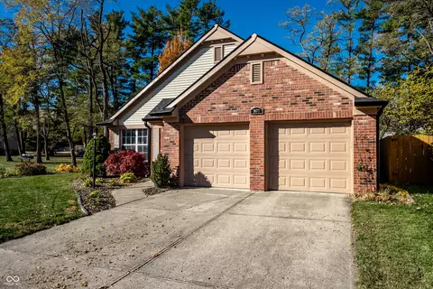 9677 Pine Ridge E Dr, Fishers, IN 46038