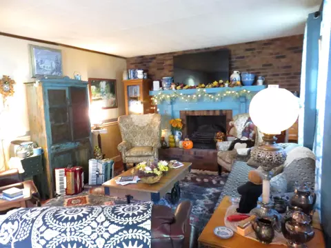Living - 910 E 2nd St, Madison, IN 47250 photo 2 of 2