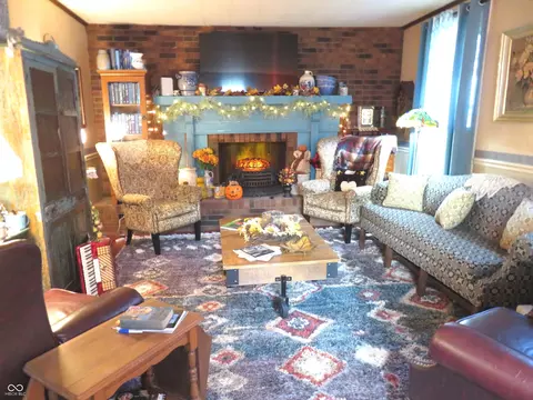 Living - 910 E 2nd St, Madison, IN 47250 photo 1 of 2