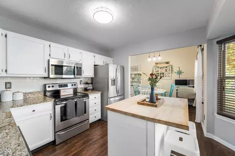 Kitchen - 32 Park Ct, Pendleton, IN 46064 photo 2 of 3