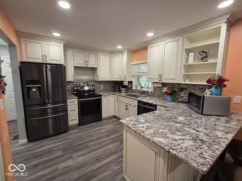 Kitchen - 18080 E State Road 46, Hope, IN 47246 photo 2 of 3
