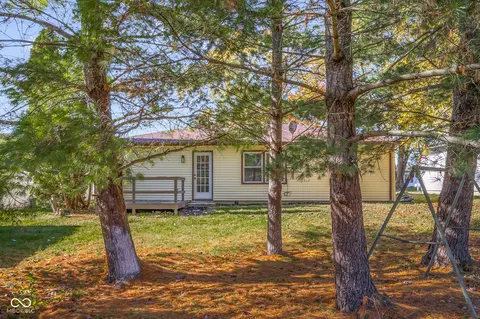 Exterior - 123 Schaefer Dr, Hope, IN 47246 photo 8 of 10