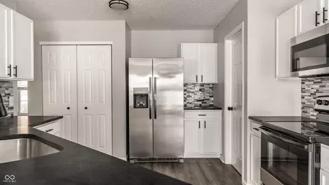 Kitchen - 8115 S Cricket Ln, Pendleton, IN 46064 photo 3 of 4