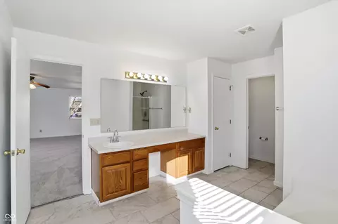 Bath - 5989 Ashmore Ln, Carmel, IN 46033 photo 2 of 4