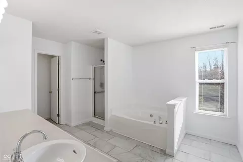 Bath - 5989 Ashmore Ln, Carmel, IN 46033 photo 3 of 4