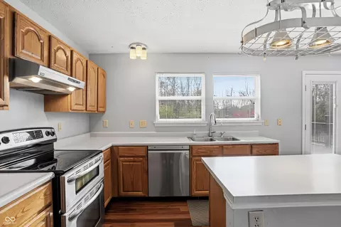Kitchen - 5989 Ashmore Ln, Carmel, IN 46033 photo 4 of 6