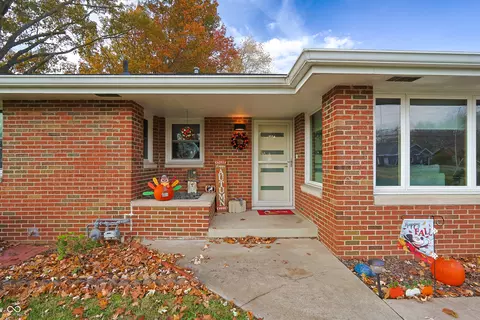 Exterior - 1504 Mcclure Rd, Columbus, IN 47201 photo 5 of 20
