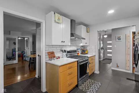 Kitchen - 1504 Mcclure Rd, Columbus, IN 47201 photo 7 of 11
