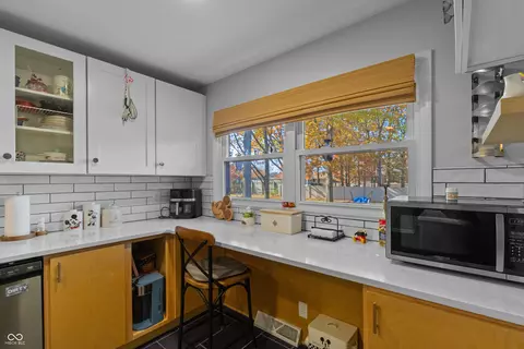 Kitchen - 1504 Mcclure Rd, Columbus, IN 47201 photo 10 of 11