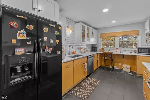 Kitchen - 1504 Mcclure Rd, Columbus, IN 47201 photo 5 of 11