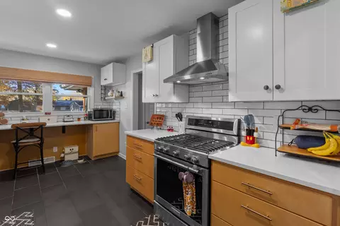 Kitchen - 1504 Mcclure Rd, Columbus, IN 47201 photo 4 of 11