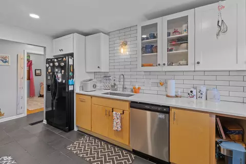 Kitchen - 1504 Mcclure Rd, Columbus, IN 47201 photo 2 of 11