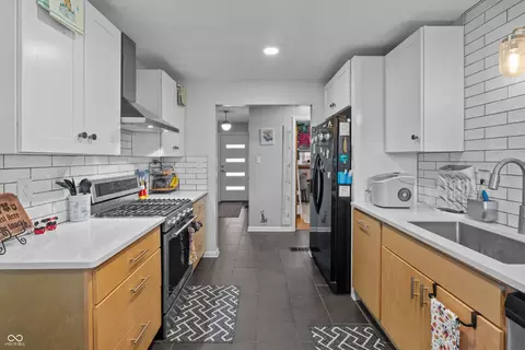 Kitchen - 1504 Mcclure Rd, Columbus, IN 47201 photo 6 of 11