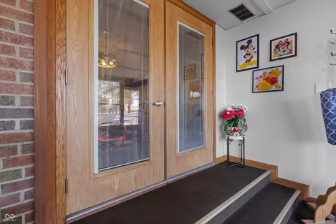 Entry Way - 1504 Mcclure Rd, Columbus, IN 47201 photo 5 of 7