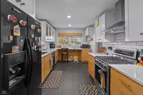 Kitchen - 1504 Mcclure Rd, Columbus, IN 47201 photo 3 of 11
