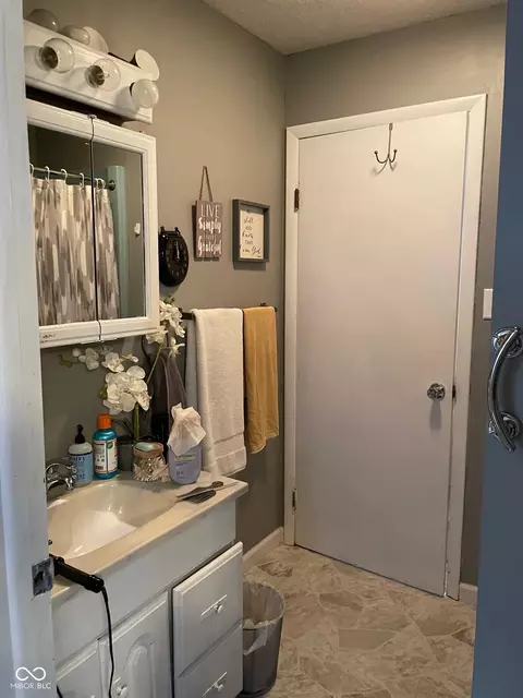 Bath - 1012 Liberty St, Covington, IN 47932 photo 3 of 4