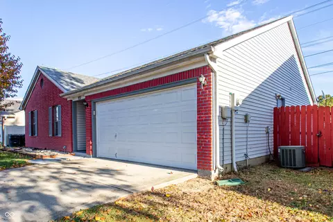 931 Lionshead Ln, Greenwood, IN 46143