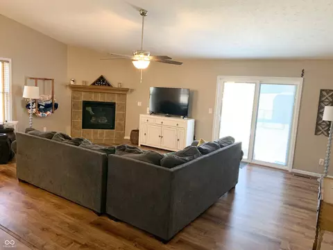 Living - 1004 Gray Squirrel Dr, Pendleton, IN 46064 photo 5 of 7