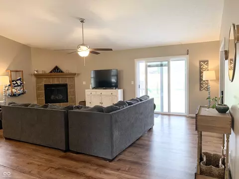 Living - 1004 Gray Squirrel Dr, Pendleton, IN 46064 photo 6 of 7