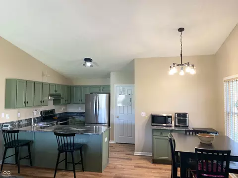 Kitchen - 1004 Gray Squirrel Dr, Pendleton, IN 46064 photo 3 of 7