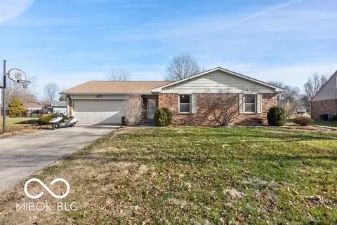8815 Royal Meadow Dr, Indianapolis, IN 46217