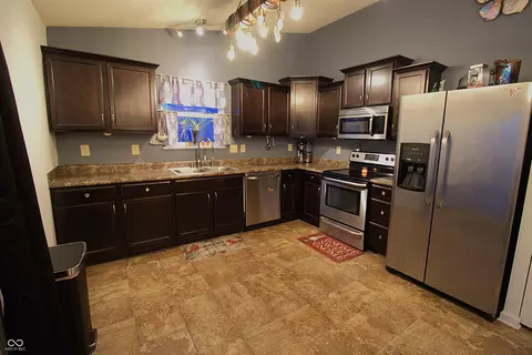 2425 Bristol Dr, Franklin, IN 46131 photo 4