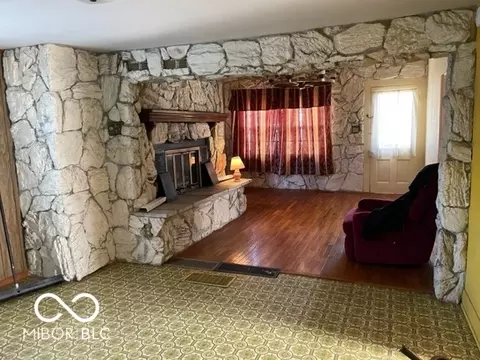 Living - 113 11th St, Covington, IN 47932 photo 1 of 5
