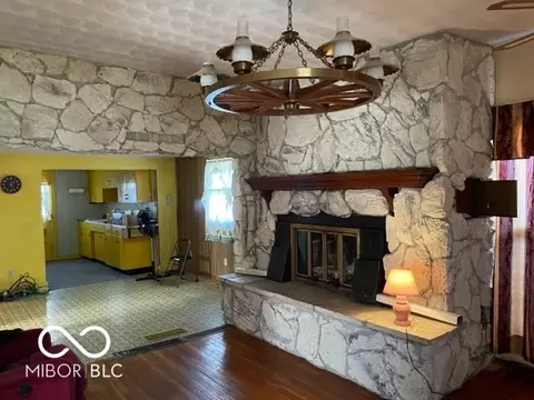 Living - 113 11th St, Covington, IN 47932 photo 4 of 5