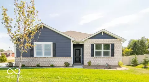 3809 S Woodfield Dr, New Palestine, IN 46163