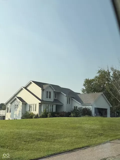 15782 E Lake Shore Dr S, Hope, IN 47246