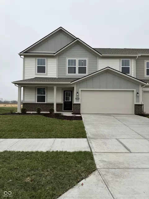 2884 E Woods Edge Dr, Greenwood, IN 46143