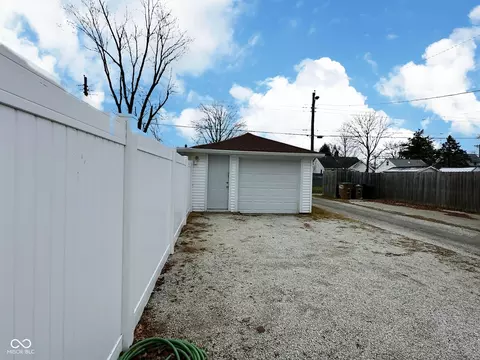 Exterior - 2003 Gilmore St, Columbus, IN 47201 photo 3 of 4