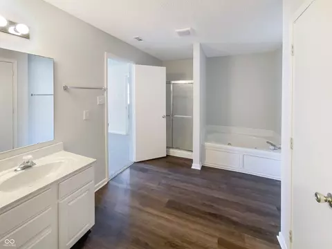 Bath - 2264 Edgewater Cir, Plainfield, IN 46168 photo 1 of 4