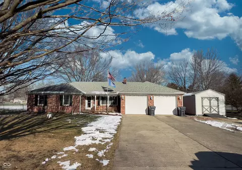 7674 Deerfield Dr, Greenfield, IN 46140