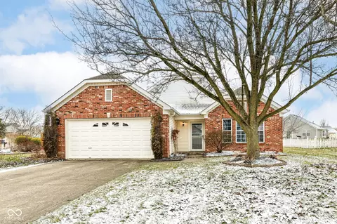9234 Crossing Dr, Fishers, IN 46037