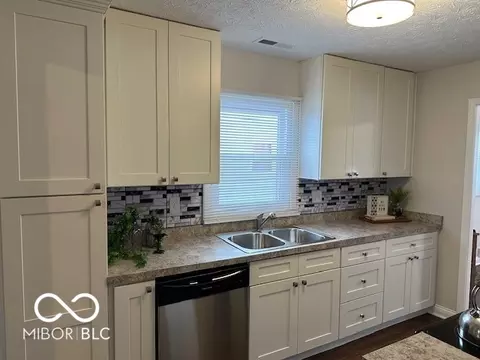 Kitchen - 2000 N Cherry St, Columbus, IN 47201 photo 2 of 3