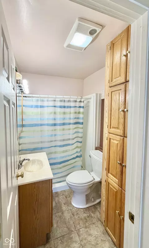 Bath - 1116 3rd St, Covington, IN 47932 photo 1 of 1